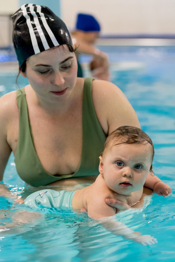 Mama płynie z dzieckiem rozgwiazda szkoła pływania tczew